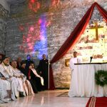 Curas iraquíes celebran misa en la iglesia de San Pablo, en Mosul, en Nochebuena