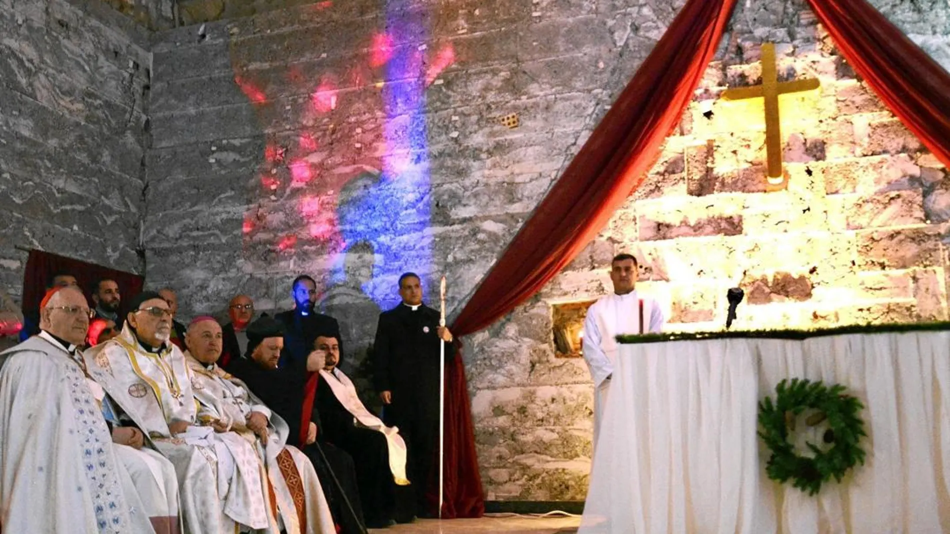 Curas iraquíes celebran misa en la iglesia de San Pablo, en Mosul, en Nochebuena