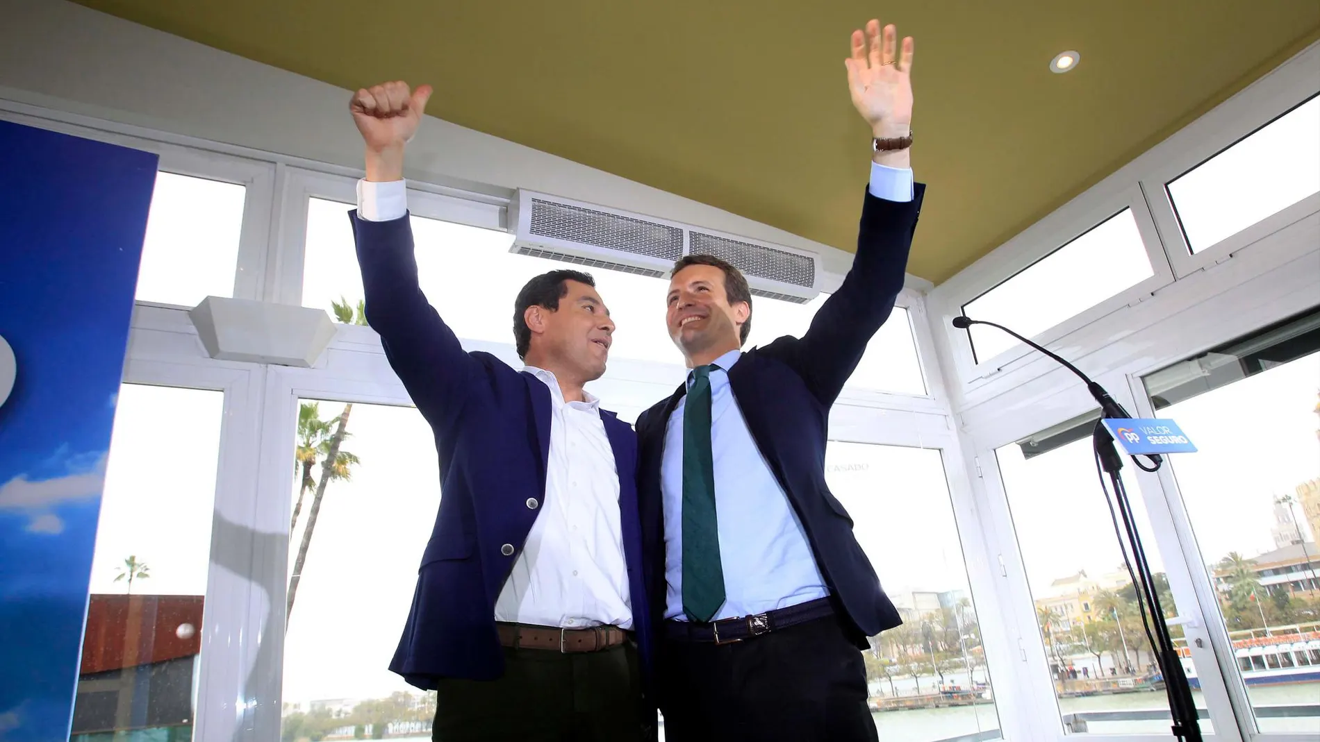 Juanma Moreno y Pablo Casado, en un acto electoral en Sevilla / Foto: Manuel Olmedo