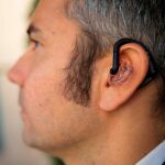 Un usuario durante la presentación de un auricular, que han desarrollado el Mobile World Capital Barcelona y la Clínica Corachán, con la colaboración de la empresa MJN Neuroserveis, que registra la actividad eléctrica cerebral capaz de alertar a los pacientes antes de sufrir un ataque epiléptico / Efe