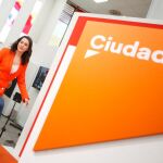 La portavoz de Ciudadanos, Inés Arrimadas, a su llegada a la rueda de prensa tras la reunión de la Ejecutiva. Efe/ Javier Lizón