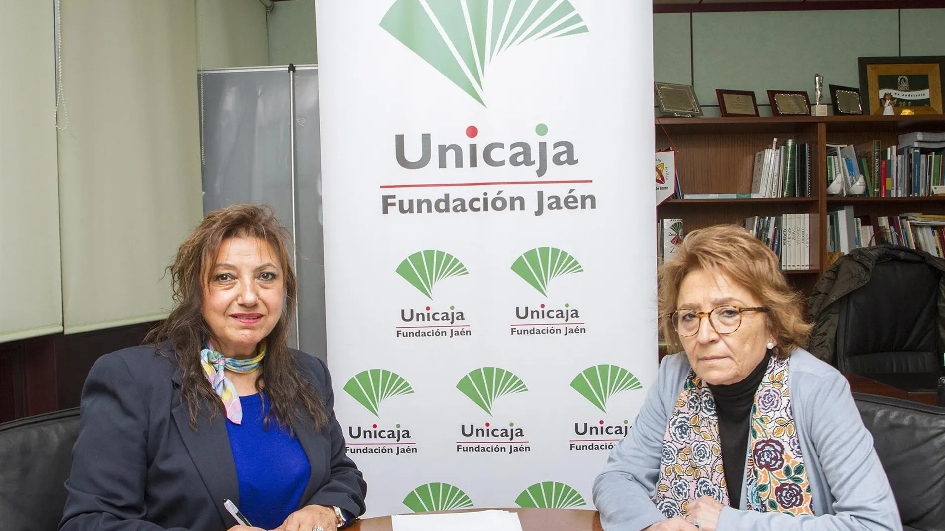 Firma del acuerdo entre la Fundación Unicaja Jaén y “Sinando Kalí” / Foto: La Razón