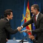 El Rey Felipe entrega al triatleta gallego Javier Gómez Noya el Premio Princesa de Asturias de los Deportes