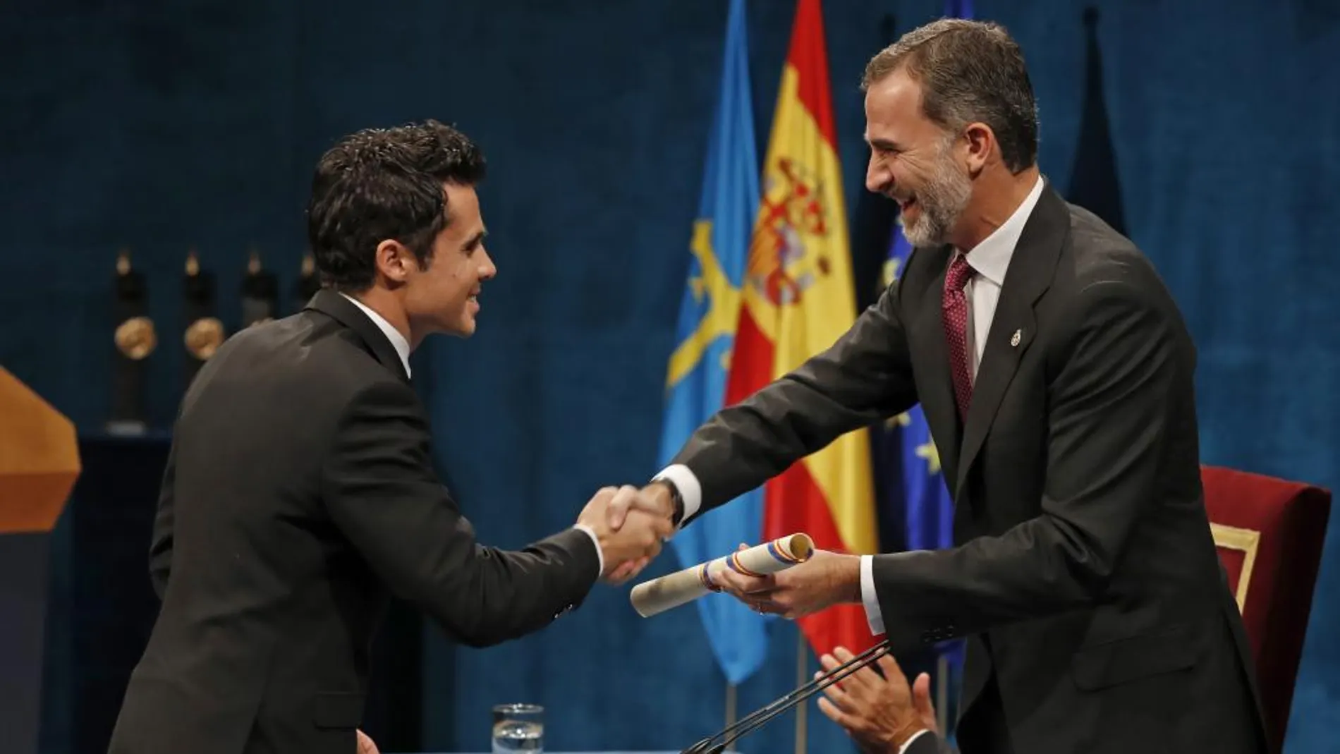 El Rey Felipe entrega al triatleta gallego Javier Gómez Noya el Premio Princesa de Asturias de los Deportes