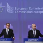 El comisario europeo de Asuntos Económicos y Financieros, Pierre Moscovici (d), y el vicepresidente para el Euro y el Diálogo Social, Valdis Dombrovskis.