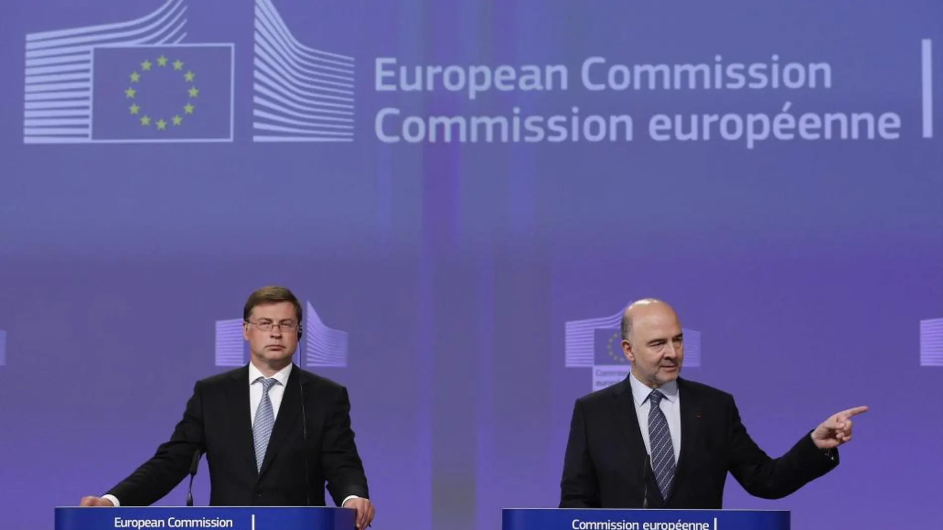 El comisario europeo de Asuntos Económicos y Financieros, Pierre Moscovici (d), y el vicepresidente para el Euro y el Diálogo Social, Valdis Dombrovskis.