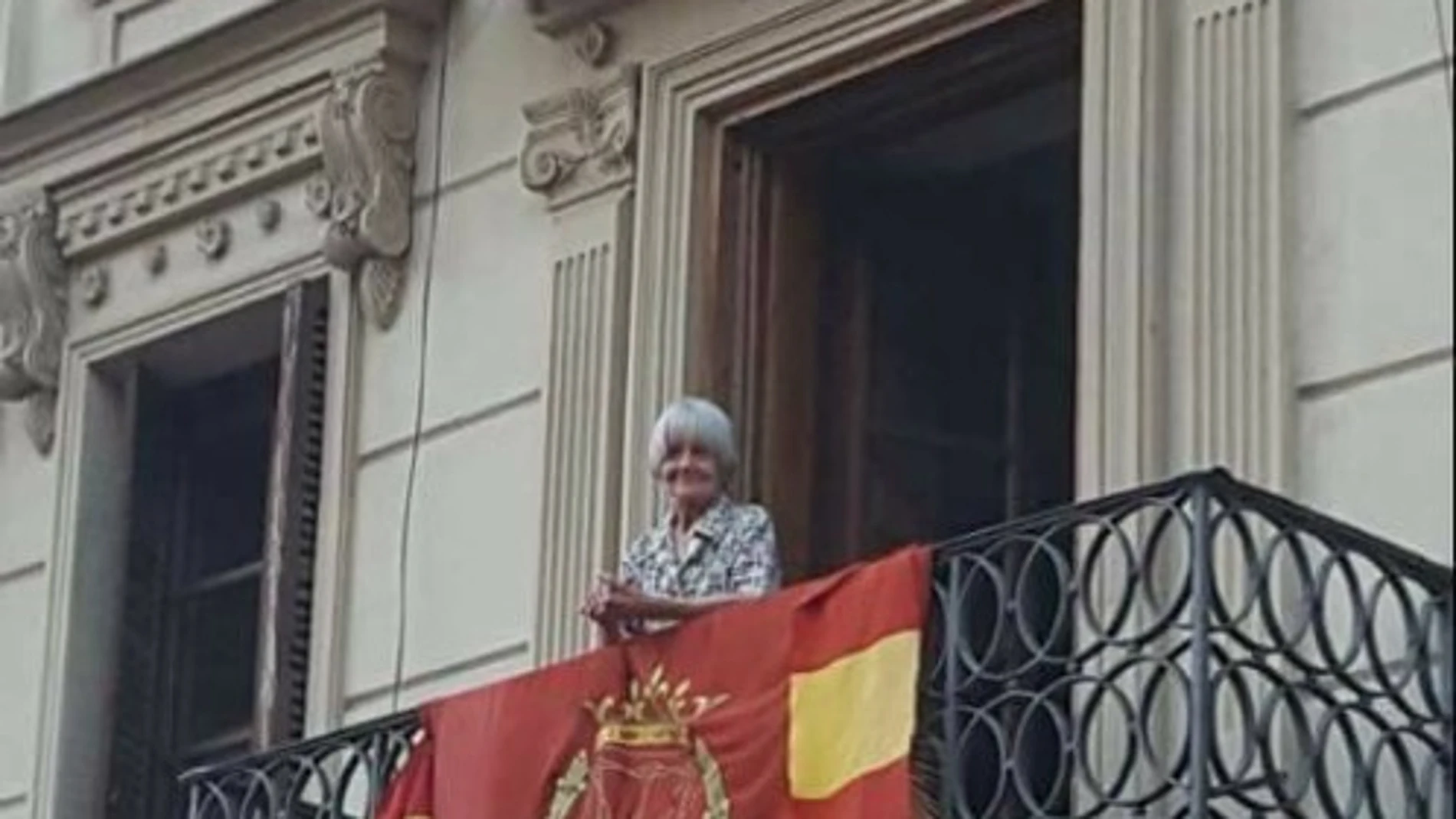 Sylvia Baleztena en el balcón de su casa de Pamplona