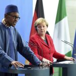 La canciller alemana, Angela Merkel (d), y el presidente de Nigeria, Muhammadu Buhari, juntos en la Cancillería en Berlín.