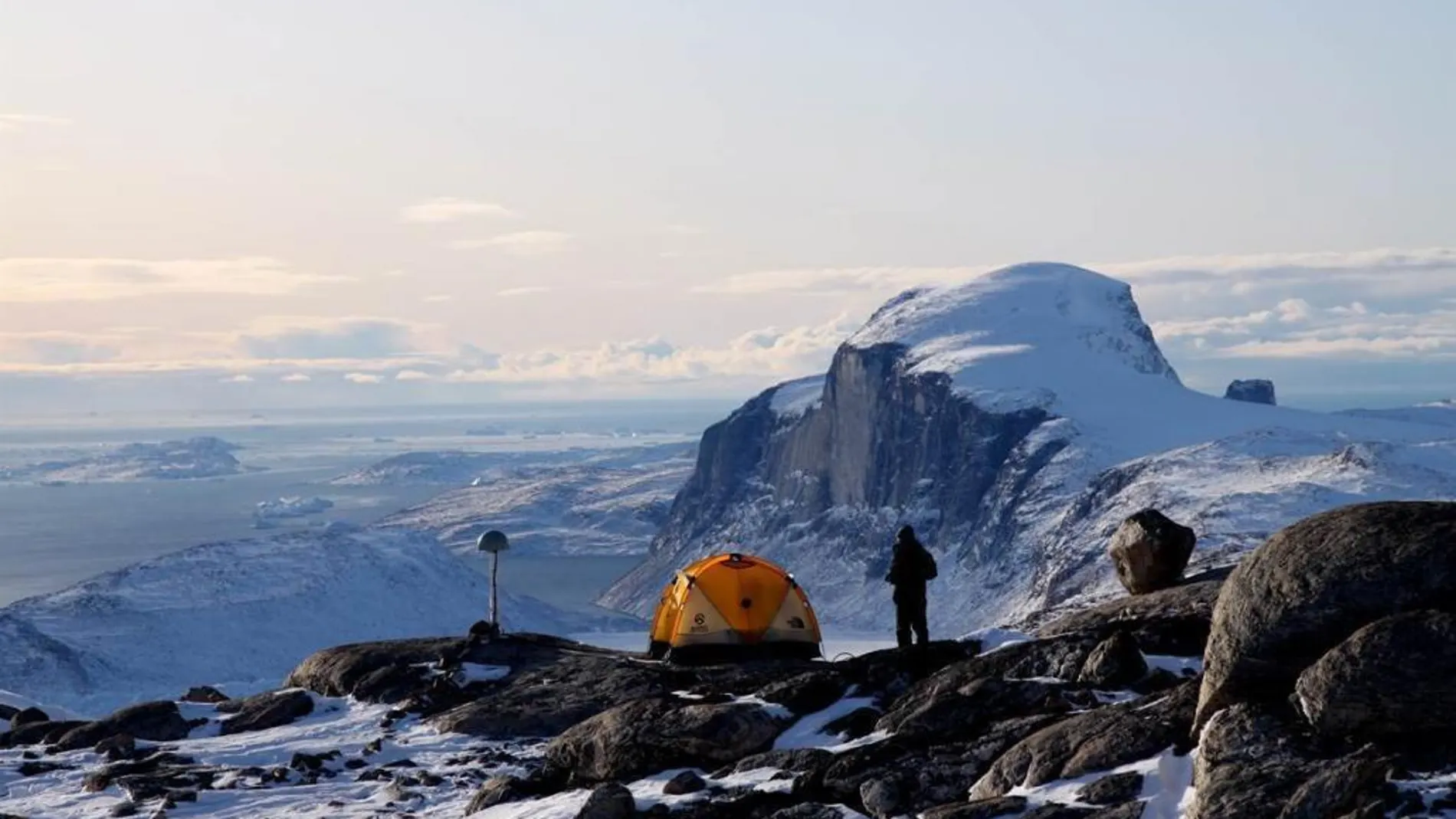Científicos midiendo la capa de hielo en Groenlandia en un reciente estudio
