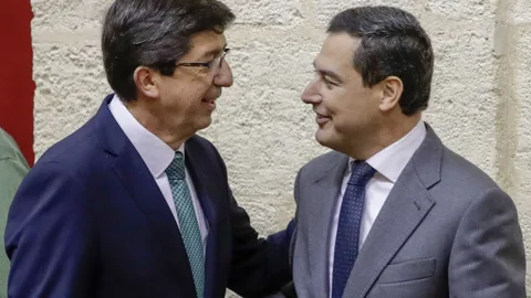 Los líderes de Ciudadanos, Juan Marín (i) y del PP-A, Juanma Moreno. EFE/Julio Muñoz