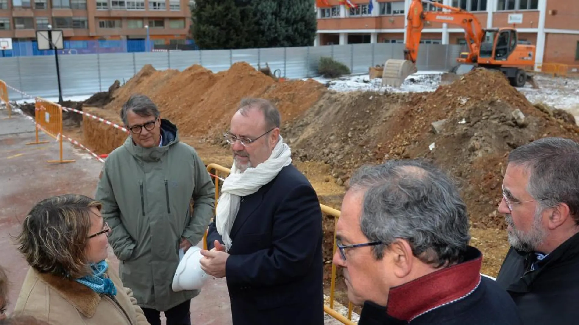 El consejero de Educación, Fernando Rey, durante su visita a las obras de la ampliación del Centro de Educación Infantil y Primaria Antonio Machado de Burgos el pasado mes de febrero