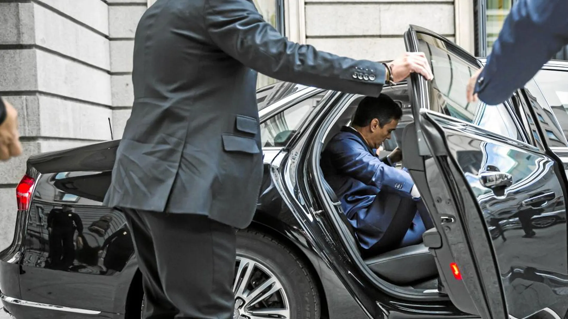 El presidente del Gobierno, Pedro Sánchez, desciende del vehículo oficial en el Palacio Real para asistir a la recepción del 12-O