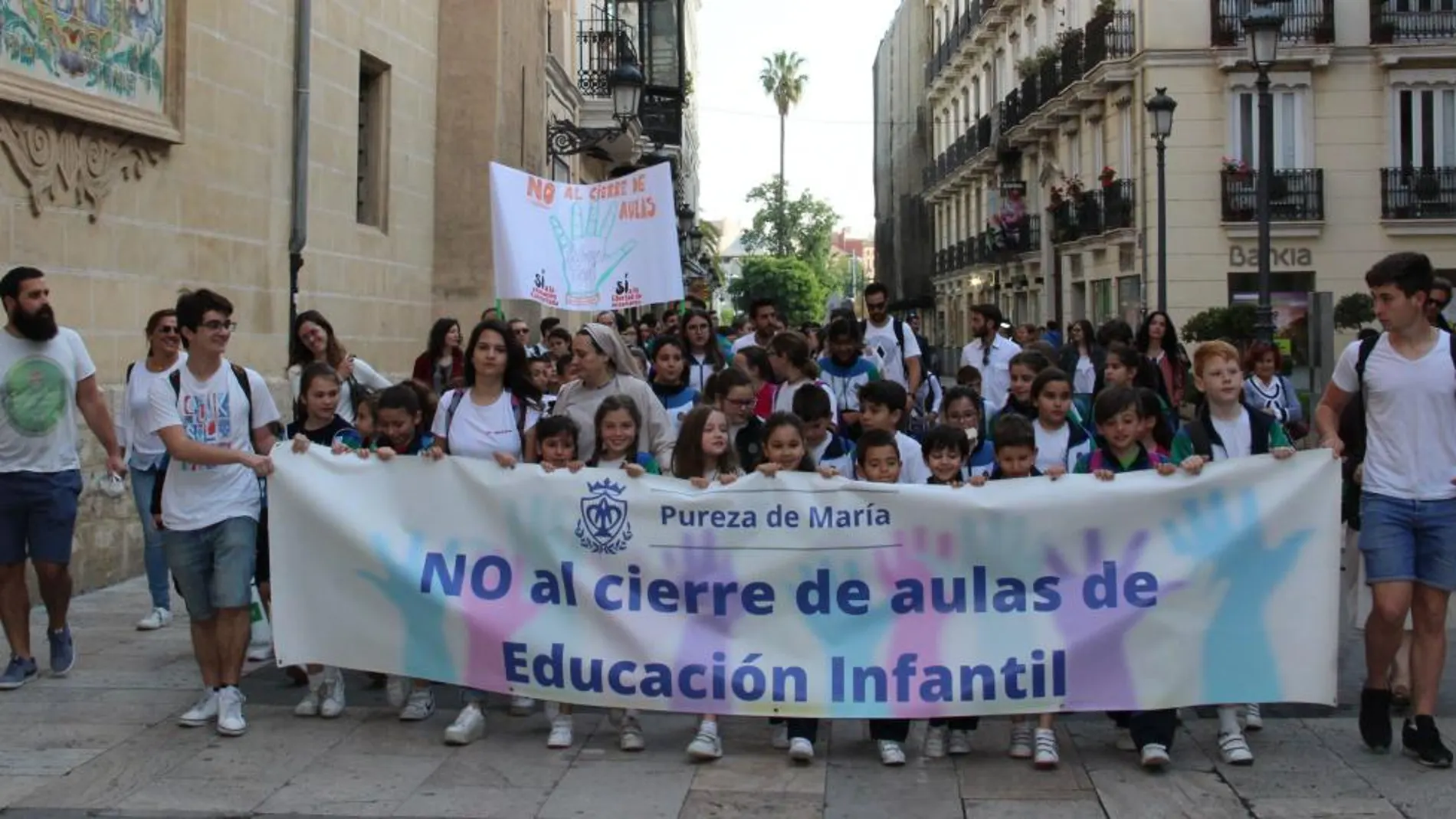 LA RAZÓN. Los alumnos de la Pureza de María protestaron frente a Les Corts