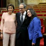 El nuevo presidente de la Generalitat, Quim Torra, posa con mujer, Carola Miró (i), y la compañera de Carles Puigdemont, Marcela Topor (d). Foto:Efe