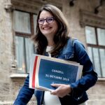 La vicepresidenta Oltra sale del Consell y se dirige a la conferencia de prensa