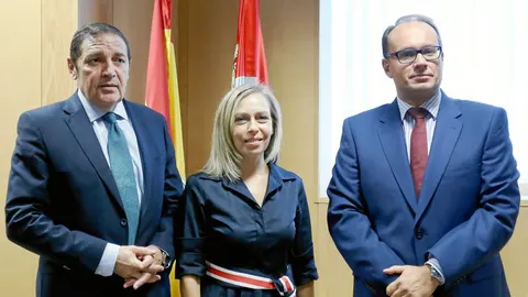 El consejero de Sanidad, Antonio María Sáez Aguado,junto a Mercedes Garrido y Carlos Raúl de Pablos