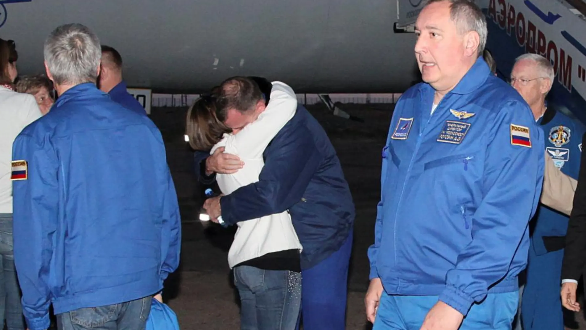 Nick Hague se abraza a un familiar tras regresar a la tierra/Foto: Reuters
