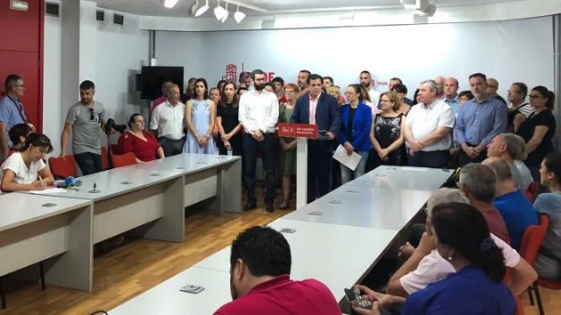 Medio centenar de concejales, miembros de la ejecutiva municipal, pedáneos, portavoces y vocales del PSOE de Murcia se reunieron en la sede del PSRM para respaldar la decisión de que el AVE llegue soterrado a Murcia en 2020. LA RAZÓN