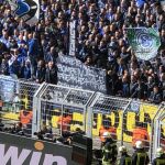 La indignante pancarta de los ultras del Schalke que ha hecho explotar a Marc Bartra