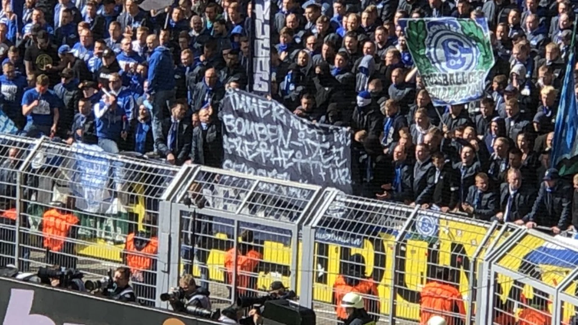 La indignante pancarta de los ultras del Schalke que ha hecho explotar a Marc Bartra