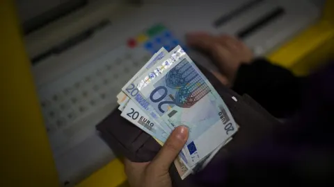 Crece el número de catalanes que abren cuentas bancarias fuera de Cataluña