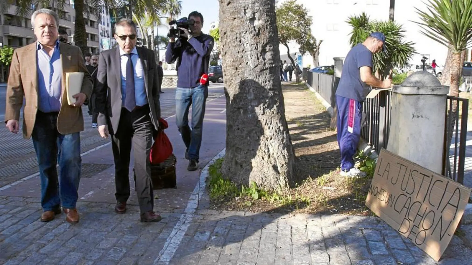 El ex alcalde de Jerez declaró ayer por el «caso de los asesores»