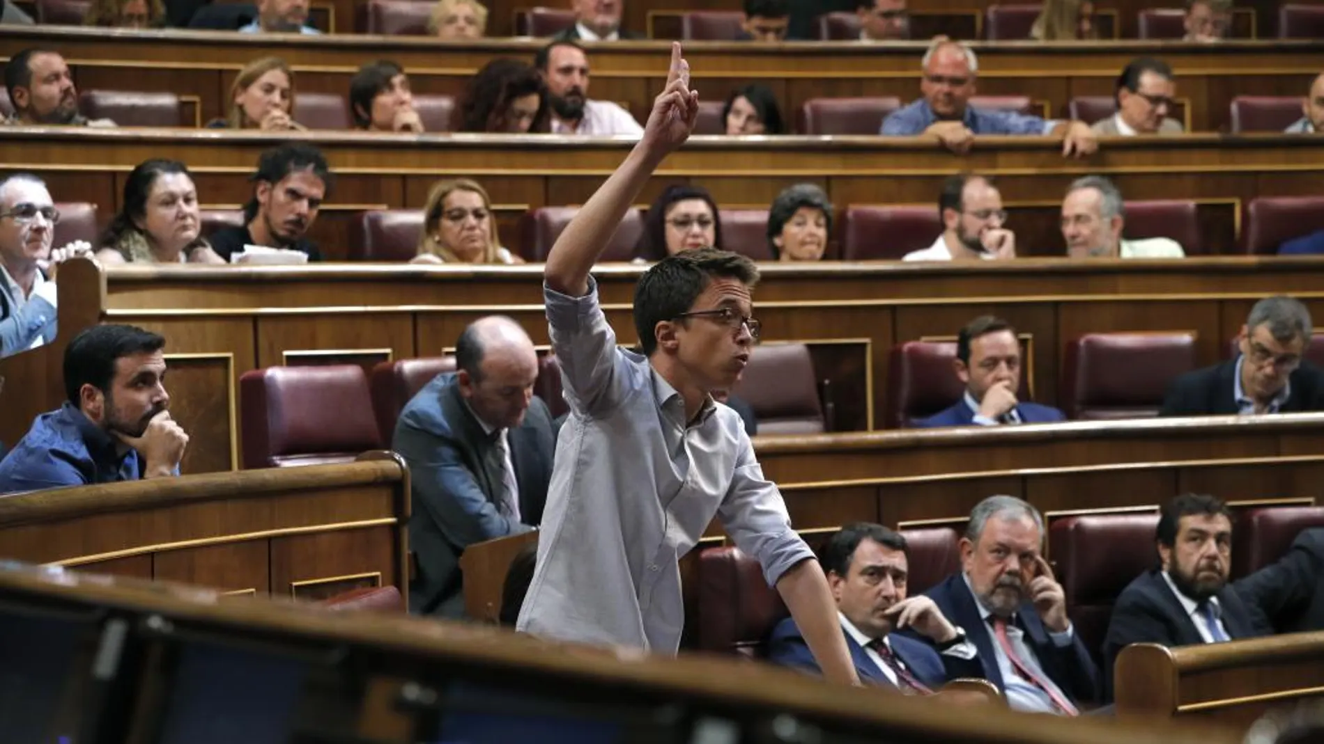 El portavoz de Unidos Podemos, Íñigo Errejón, acata la Constitución