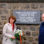 La ministra de Justicia, Dolores Delgado, que participa en los actos de recuerdo a las más de 8.000 víctimas españolas del nazismo, depositó un ramo de flores ante una placa de recuerdo a los que fallecieron en Mauthausen.