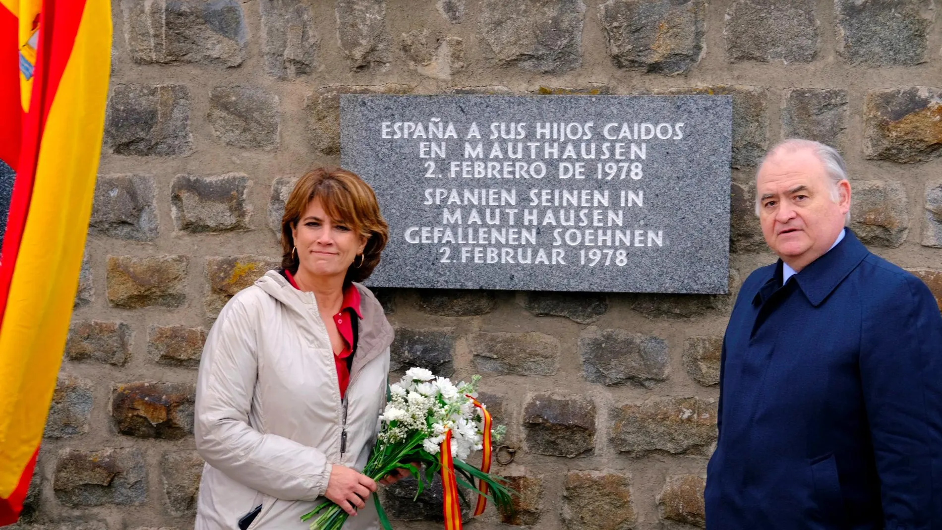 La ministra de Justicia, Dolores Delgado, que participa en los actos de recuerdo a las más de 8.000 víctimas españolas del nazismo, depositó un ramo de flores ante una placa de recuerdo a los que fallecieron en Mauthausen.