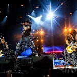De izquierda a derecha: Duff McKagan, Axl Rose y Slash durante un concierto