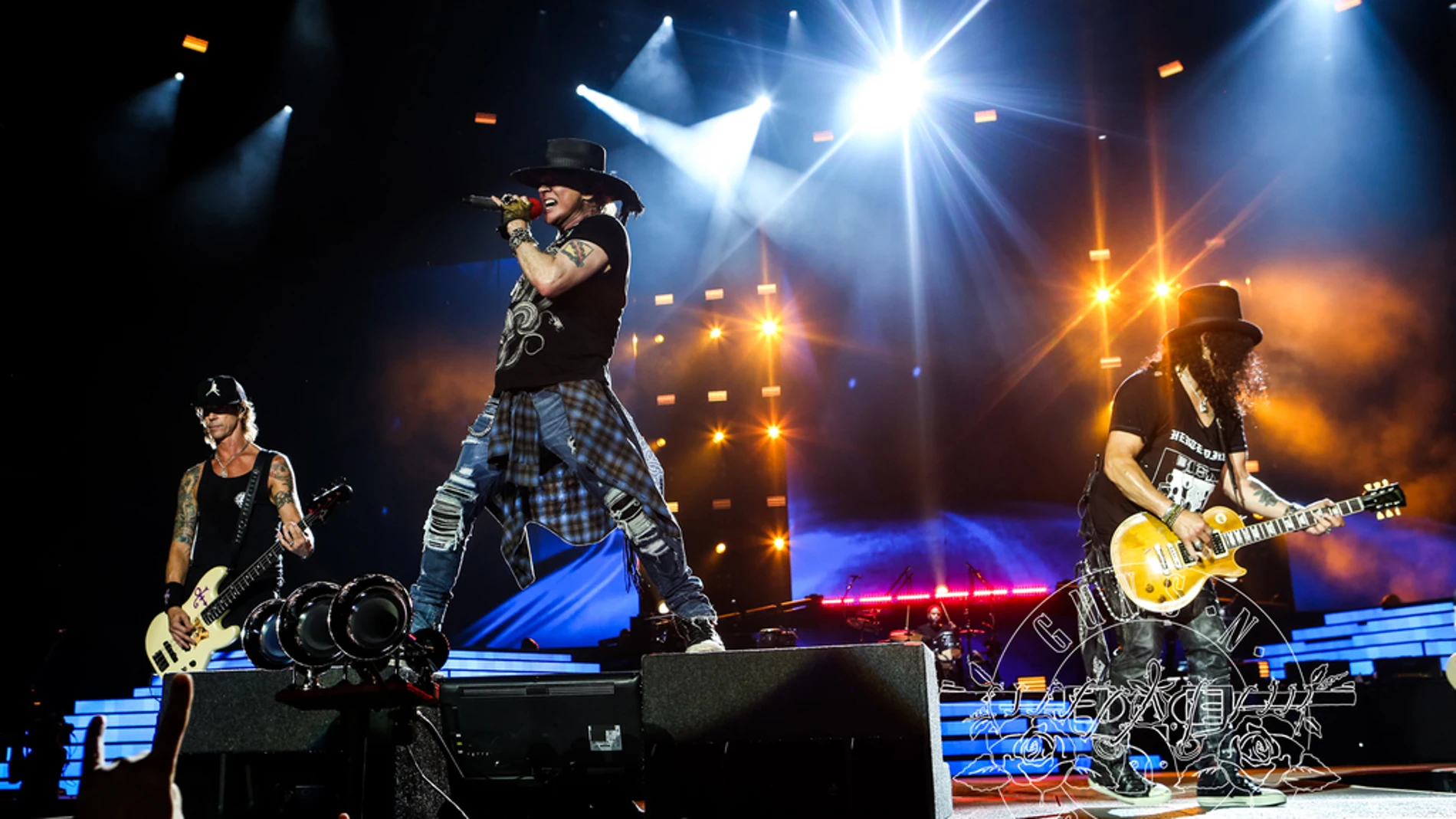 De izquierda a derecha: Duff McKagan, Axl Rose y Slash durante un concierto