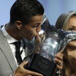 Cristiano Ronaldo besa el trofeo de «Mejor jugador del año»