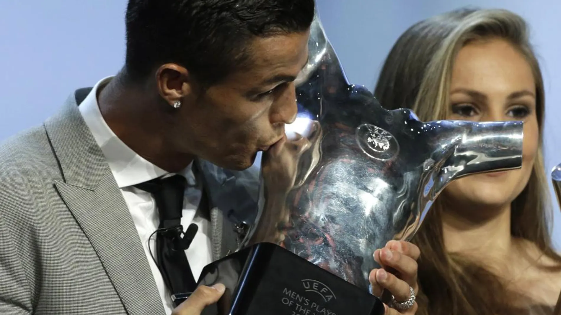 Cristiano Ronaldo besa el trofeo de «Mejor jugador del año»