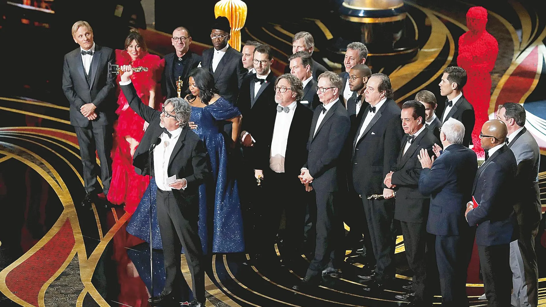 El equipo de «Green Book» celebra el Oscar a mejor película en la ceremonia de la madrugada del lunes en Los Ángeles / Reuters