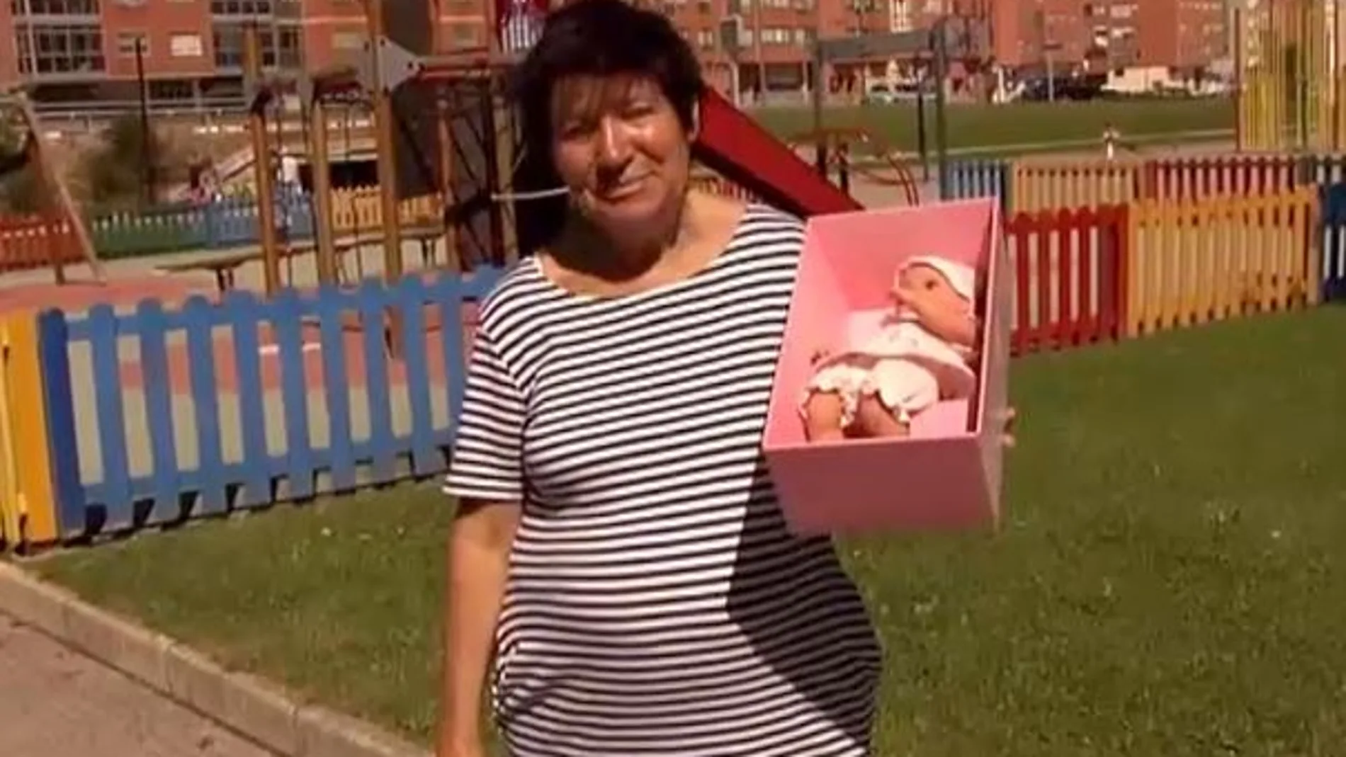 Mauricia Ibáñez con un regalo para su hija.