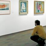 La exposición teje relaciones entre los grandes maestros del surrealismo con los creadores británicos que se acercaron a este grupo, con Lee Miller al frente.