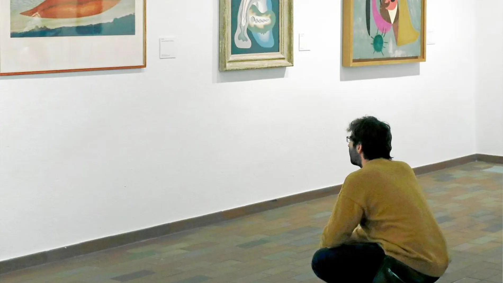 La exposición teje relaciones entre los grandes maestros del surrealismo con los creadores británicos que se acercaron a este grupo, con Lee Miller al frente.
