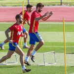 Piqué, durante el entrenamiento de ayer en Las Rozas entre Sergio Ramos y Asensio