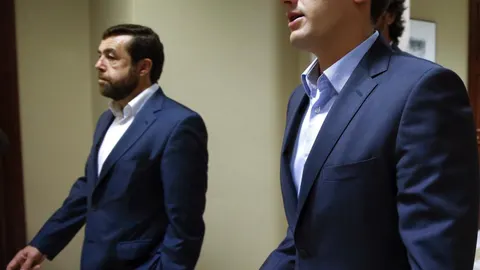 El líder de Ciudadanos, Albert Rivera (d), y el portavoz del partido en el Congreso, Miguel Gutiérrez (i)
