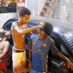 Una peluquería de caballeros improvisada en la favela Mangueira, cerca de Maracaná