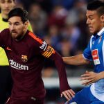 Messi dusputa un balón con Óscar Duarte del Espanyol