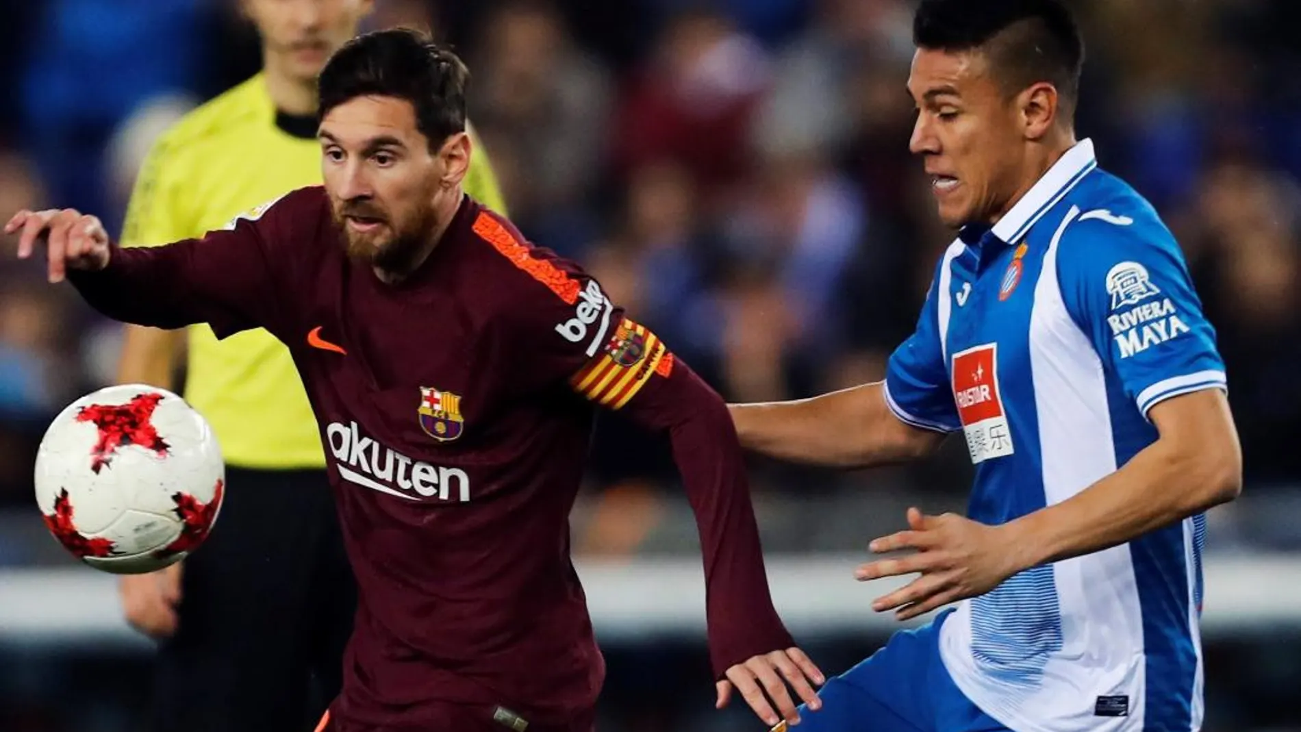 Messi dusputa un balón con Óscar Duarte del Espanyol