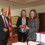 La consejera registra el proyecto de Presupuestos en las Cortes junto a la presidenta del Parlamento regional, Silvia Clemente