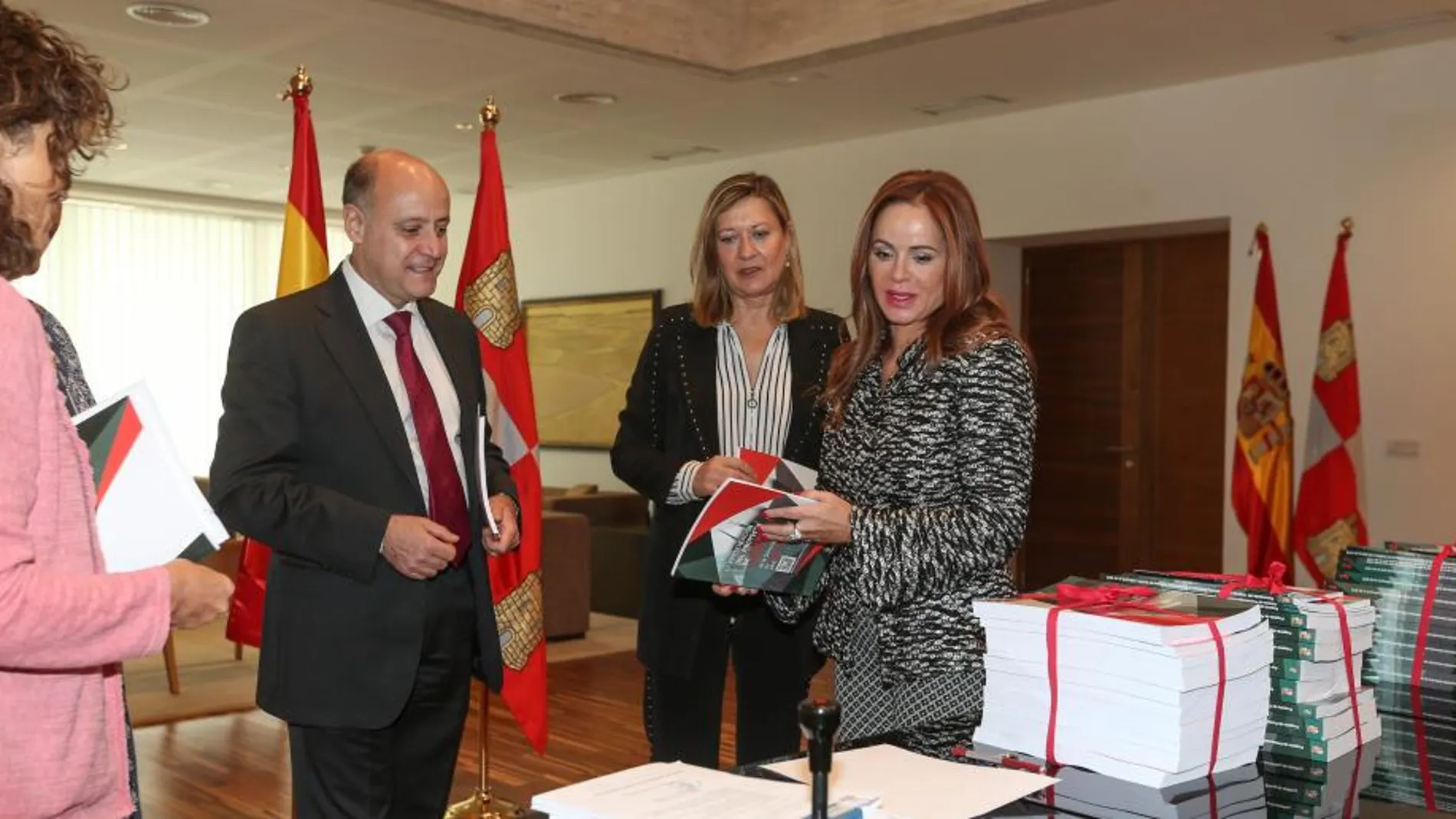 La consejera registra el proyecto de Presupuestos en las Cortes junto a la presidenta del Parlamento regional, Silvia Clemente