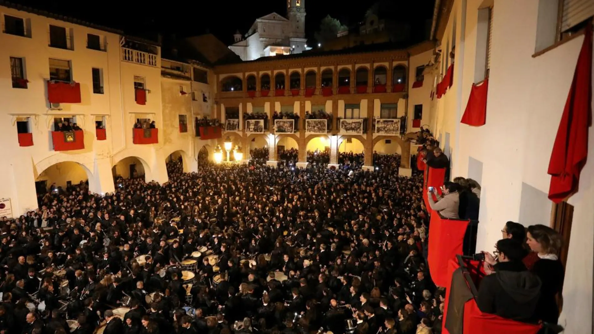 Inicio de la tradicional rompida de la hora en Hijar (Teruel)