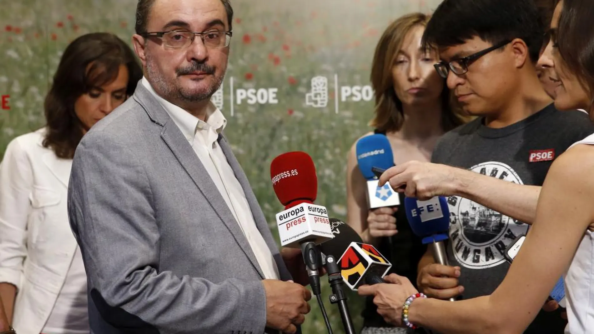 El presidente de Aragón, Javier Lambán, atiende a los medios de comunicación a su salida del encuentro mantenido con el líder del PSOE, Pedro Sánchez, en la sede socialista en la Calle Ferraz, el pasado julio