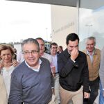 El ministro de Interior, Zoido; Juanma Moreno y Javier Arenas, entre otros