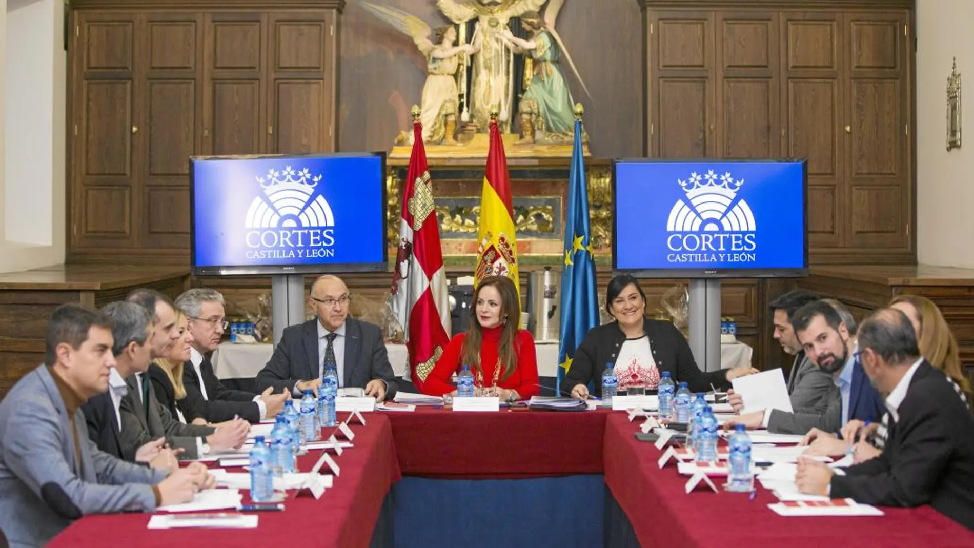 La presidenta del Parlamento autonómico, Silvia Clemente, preside la reunión de la Mesa de las Cortes en el Monasterio de San Tomás de Ávila junto al popular Ramiro Ruiz Medrano y la socialista Ana Sánchez