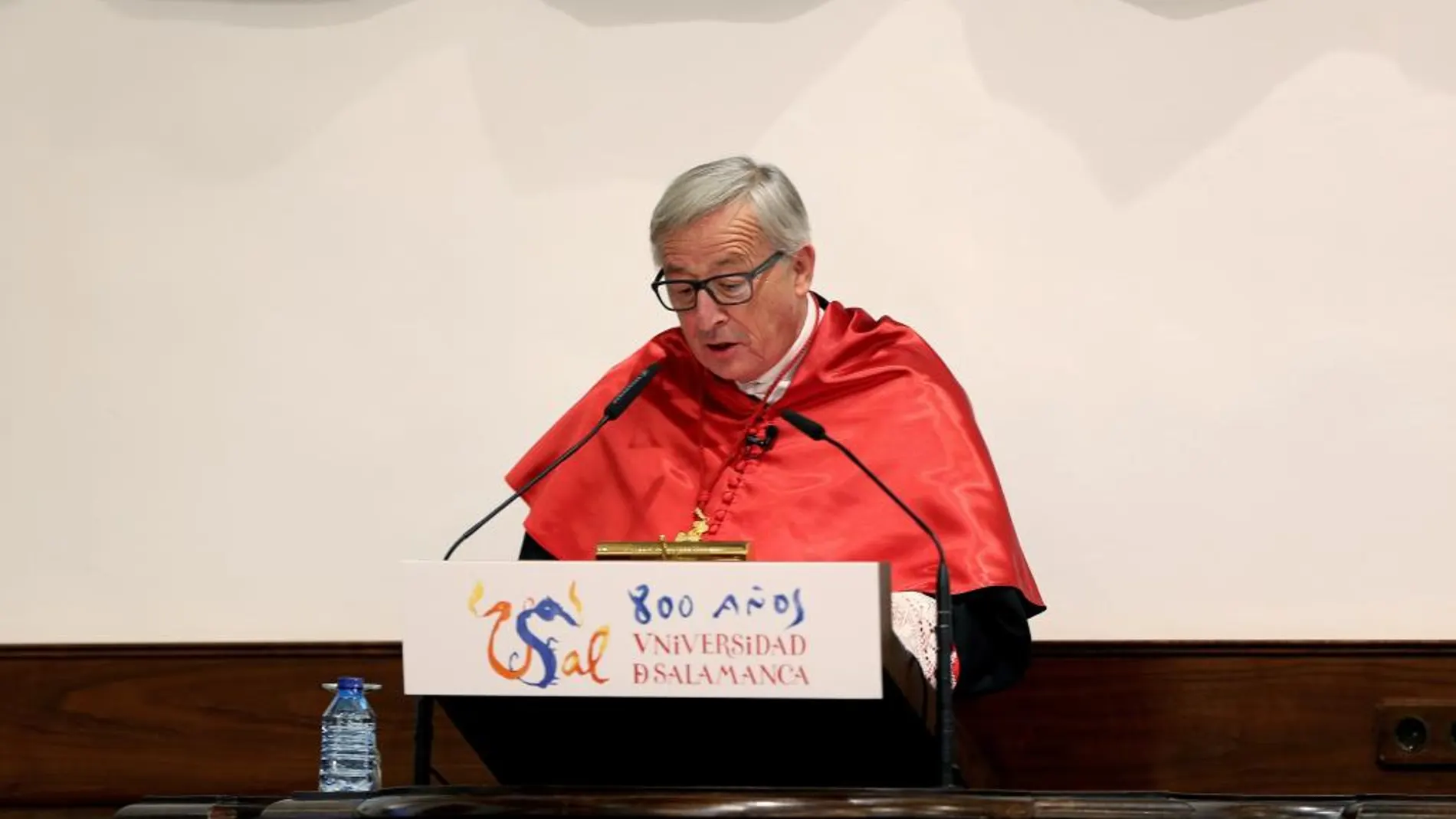 El presidente de la Comisión Europea, Jean Claude Juncker pronuncia unas palabras, durante el acto en el que ha sido investido doctor honoris causa por la Universidad de Salamanca. Efe/J.M.García
