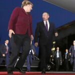 La canciller alemana, Angela Merkel, recibe ayer al presidente ruso, Vladimir Putin, en la Cancillería de Berlín